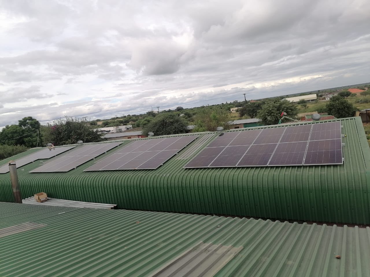 Sheeted-roof array, agricultural building